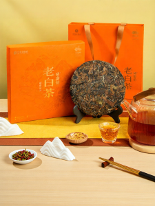 EFUTON TEA | Gift Box Hallmark White Tea Aged Shoumei Tea Cake