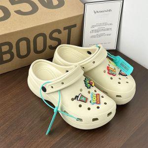 Cloud Hole ฤดูร้อน ลำลอง รองเท้าแตะผู้ชายเพิ่มความสูงด้านล่างหนา กันลื่น รองเท้าแตะสวมใส่กลางแจ้งระงับกลิ่นกาย