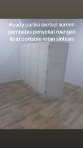 Sketsel partisi screen pembatas penyekat ruangan lipat portable rotan sintesis 5 daun pintu ukuran total L/P250cm×T170cm