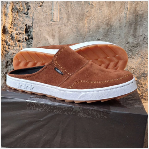 Sepatu Sandal Pria Slop Bustong Suede Sintetis Motif Abstract Warna Coklat Polos Gaya Santai Casual