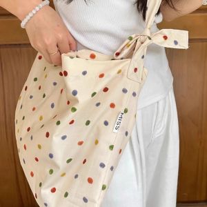 กระเป๋าผ้าใบผู้หญิงฤดูร้อนปี 2024 กระเป๋าสะพายข้างลายจุดสีสันสดใสแบบใหม่ กระเป๋าสะพายไหล่พิมพ์ลายดอกไม้แบบลำลอง กระเป๋าสะพายข้าง