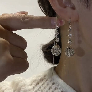 ต่างหูแฟชั่นยอดนิยมประณีตสไตล์ญี่ปุ่นและเกาหลีต่างหูพู่ห้อยกันหายมีพู่ห้อยแบบยาวลูกบอลเพชรฉลุลายเรียบหรูแบบใหม่แฟชั่นสำหรับผู้หญิง