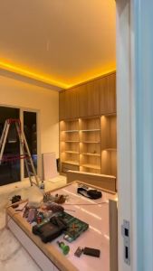 Dekorasi Dinding Rumah dengan Wallpaper Stiker Kayu Cokelat