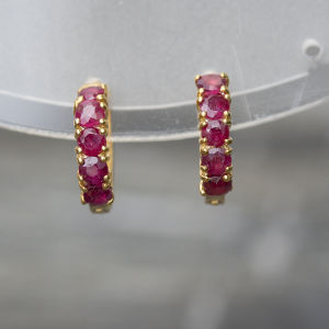 ต่างหูพลอยทับทิม สีชมพูแดง ตัวเรือนเงินแท้ 92.5% ชุบทอง สินค้ามีใบรับประกัน