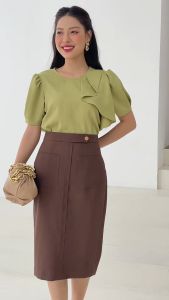 [Voucher 15% MOV 199K cap 100K  Áo sơ mi cổ tròn ngắn tay HeraDG thiết kế dáng suông bèo lệch vai hiện đại chất liệu Tuytsi mềm mại SAKBC3062