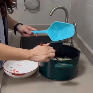 Sendok Penyaring Makanan Pasta Tahan Panas / Sendok Sup Plastik Portabel Saringan