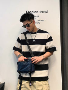 เสื้อยืดแขนสั้นลายทางสไตล์อเมริกันลำลองสำหรับผู้ชายในช่วงฤดูร้อน ทรงหลวม ปกคอกลม ผ้าฝ้ายผสมโพลีเอสเตอร์ ป้องกันแบคทีเรีย