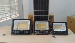 Đèn Pha Năng Lượng Mặt Trời Ánh Sáng Vàng 100W 200W 300W 500w