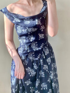 ชุดเดรสยาวแขนกุดพิมพ์ลายดอกไม้สีน้ำเงินเข้มสไตล์ฝรั่งเศสย้อนยุคสำหรับผู้หญิงในฤดูร้อน ชุดเดรสทรงเอเอวสูง แขนกุด