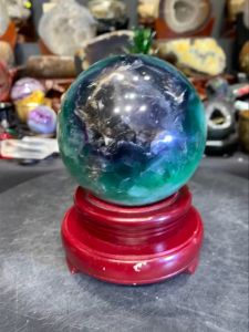 high grade fluorite purple and green sphere with turning base 高品💯天然紫绿萤石球 顶部紫萤石形纹像个六角星✡️ 绿萤石冰透色泽也鲜绿✅ 🆓附送底座  适合摆放书房、办公室 助学习思考、创意开发、智慧、冥想🧘等等之功效  球径diameter: 10cm  净重raw weight: 1.85kg 含底座高total height: 15cm  底座宽total width: 11cm  总重total weight: 2.1kg