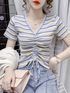 เสื้อยืดแขนสั้นคอวีลายริบบิ้นสีรุ้งสำหรับผู้หญิงในช่วงฤดูร้อน เสื้อผ้าทำงานลำลองแบบเข้ารูป แฟชั่นลำลอง สายรัดรูปห่วง