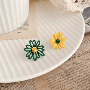 Sweet Daisy Earrings Fresh Floral Asymmetric Design 925 Silver Needle Daily Versatile Fashion Jewelry Womens Alloy Painted Craft