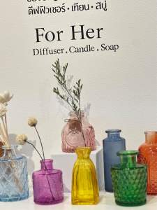 ขวดดีไซน์หลายสีสำหรับแบ่งบรรจุดิฟฟิวเซอร์ขนาดใหญ่ (Multi-colored design bottles for repacking large-capacity diffusers)