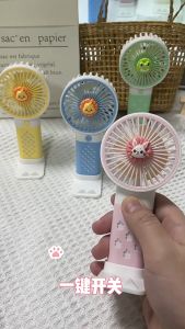 พัดลมพกพา พัดลมมินิ X31B-X31C ชาร์จด้วย usb mini fan พกพาสะดวก ปรับความแรงได้  สีสันสดใส ตะแกรงสีแถมตุ๊กตาแปะพัดลม ตะแกรงดำไม่แถมตุ๊กตา