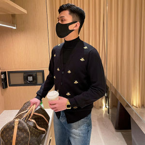 Áo Len Cardigan Dệt Kim Cổ Chữ V Màu Đen Thời Trang Thu Đông Cho Nam Áo Khoác Ngoài Ôm Vừa Vặn Thêu Bumblebee Sang Trọng