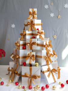 กล่องของขวัญสีเงินตกแต่งวันคริสต์มาส กล่องของขวัญสำหรับงานปีใหม่ กล่องของขวัญสำหรับโชว์รูมรถยนต์ ตกแต่งหน้าร้าน ของตกแต่งสำหรับร้านขายของขวัญ