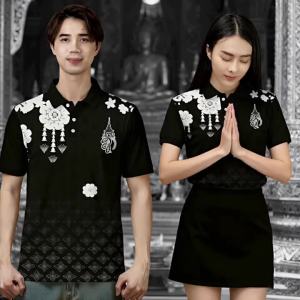 เสื้อโปโลแขนสั้นผู้หญิง ในความทรงจำของพระราชินีและพระมหากษัตริย์ พิมพ์ด้วยดอกไม้หลวงไทย เพื่อรำลึกถึงสมเด็จพระนางเจ้าฯ สะดวกสบายและระบายอากาศได้ดี เหมาะสำหรับทั้งชายและหญิง