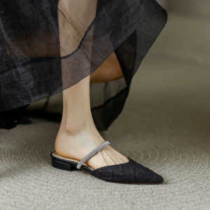 รองเท้าแตะส้นแบนหัวแหลมแบบสวมสบายสำหรับผู้หญิงในฤดูร้อนปี 2025 รองเท้าแตะสไตล์ฝรั่งเศสแบบสวมสบายสำหรับกลางแจ้ง รองเท้าแตะแบบสวมสบาย