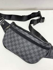 กระเป๋าคาดอก Threebox รุ่นตารางหมากรุก