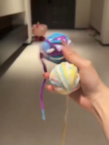 ของเล่นแมว บอลไหมพรม กระดิ่งของเล่น ลูกบอลล้มลุก ไหมพรมแมว ของเล่นสัตว์เลี้ยง บอลกระดิ่ง คละสี