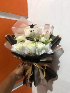 BUKET HADIAH WISUDA BONEKA BUNGA PUTIH