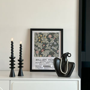 ช่อดอกไม้หรูหรา คandelabra ประดับตกแต่ง ภาพวาด ปฏิทิน ห้องนั่งเล่น ชั้นวางเครื่องดื่ม ชั้นวางของในรูปตัวบ้าน ชั้นวางของบนโต๊ะ