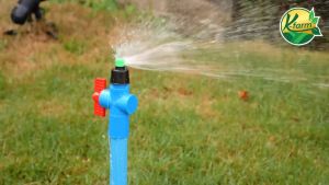 10 อัน หัวฉีด ด้านล่าง 90 องศา รูน้ำ 4 มิล สีเขียว หัวมือบิดได้ พร้อม 4 หุน สปริงเกอร์ ระบบน้ำ รดน้ำต้นไม้ K FARM