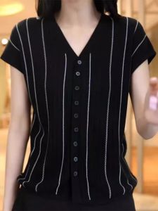 เสื้อยืดแขนสั้นผ้าไหมน้ำแข็งฤดูร้อน คอวี ลายทาง เสื้อไหมหมุนด้าย สไตล์ย้อนยุค เสื้อผ้าทำงานสไตล์เกาหลี แขนสั้น ปกติ