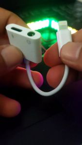 KIVEE Lightning เป็น 3.5 มม. อะแดปเตอร์ชาร์จเสียง ชาร์จและฟังเพลง สำหรับ iPhone iPad