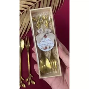 1 เซต 50 ชิ้น ชิ้นละ 17 ฿ ของ ชำร่าช้อนส้อมใบไม้สีทองแพ็คกล่องไม้