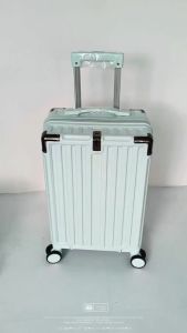 Vali nhựa dây kéo khóa số âm có thiết kế bo góc bảo vệ vali hạn chế va đập chống bể vỡ . Vali du lịch thời trang giá rẻ có kích thước 20/24 inch.