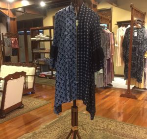 Rere Tunik Viscos + Renda by Dian Pelangi LIMITED EDITION Blouse Baju Atasan Kemeja Blus Outfit Batik Busui Pesta Pernikahan Kondangan Kerja Kantor Casual Formal Wanita Hijaber Cantik Anggun Modis Modern Mewah Model Korea Terbaru Motif Cap Kekinian