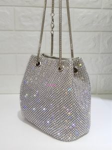 กระเป๋าสะพายไหล่ผู้หญิงแบบสะพายข้างขนาดเล็กประดับเพชร สายโซ่ กระเป๋าสะพายข้างทรงถัง แฟชั่นฤดูร้อน 2025 กระเป๋าสะพายข้างผ้าไนลอนสีพื้น