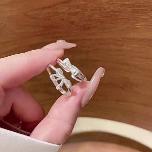แหวนเปิดโบว์สีเงินสไตล์เย็นสำหรับผู้หญิงแหวนออกแบบที่เรียบง่ายเฉพาะกลุ่มเครื่องประดับมือสไตล์เกาหลีรุ่นใหม่