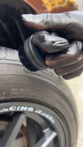 MOTUS แปรงขัดยางรถยนต์แบบพกพาแปรงทายางรถยนต์แบบมีฝาปิดมีรายละเอียดหนาแน่นสูง