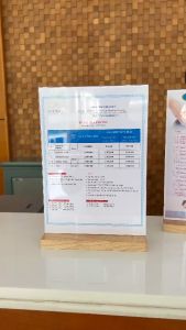 Menu A4 A5 mica chất lượng đế gỗ tự nhiên cho nhà hàng doanh nghiệp.