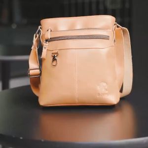 (COD) Tas Selempang Pria Slempang Kulit Trendy Kekinian Key Holder Slingbag Model Terbaru/Tas Kulit Asli/elegan