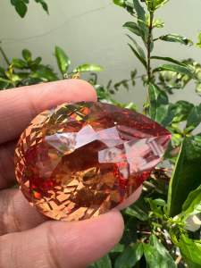 แพซ หิน สี CHAMPANGE 135 กะรัต (CZ CUBIC ZIRCONIA ) สี แชมเปญ พลอย LAB MADE 100%. ราคา เป็น 1 เม็ด. พลอย ขนาด 35X24 MM มิล