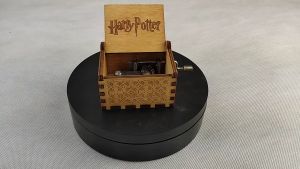 Kotak Musik Kayu Happy Birthday Wooden Music Box Vintage Putar Tangan Engraving Elegan Souvenir Kado Unik Kado Musik