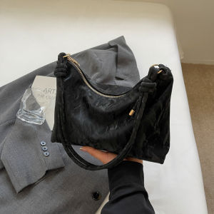 กระเป๋าถือทรงสี่เหลี่ยมผืนผ้าแบบลำลองสำหรับผู้หญิง ความจุขนาดใหญ่ สีเงิน กระเป๋าสะพายไหล่แบบลำลอง กระเป๋าถือ PU วัสดุ