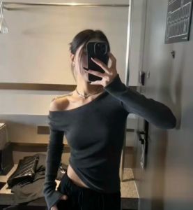 เสื้อครอปแขนยาว คอปาดสีพื้น สม็อคไหล่ ผ้าฟลีซ นุ่มหนาให้ความอบอุ่น สม็อคเอวข้างขวาเข้ารูป เสื้อครอป #079