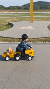 รถแทรกเตอร์เด็กนั่งได้ มีพ่วงท้าย เล่นเพลินทั้งวัน!  รถแทรกเตอร์เด็กไฟฟ้า พร้อมพ่วงท้ายสุดคิ้วท์ เด็กๆ ติดใจแน่นอน 🎉