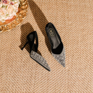 รองเท้าส้นสูงแบบสวมหัวแหลมสำหรับผู้หญิง ดีไซน์ใหม่ปี 2025 ทรงหัวแหลม พื้นยาง กันลื่น ดีไซน์เปิดหน้าเท้า