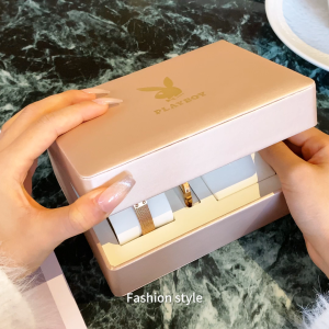 PLAYBOY นาฬิกา ผู้หญิง ของแท้ กันน้ำ สไตล์เกาหลีที่หรูหรา หน้าปัดเล็ก นาฬิกาสไตล์ลำลองและแฟชั่น