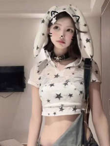 Áo Thun Nữ Tay Ngắn Có Mũ Trùm Đầu Ôm Vừa Vặn Mùa Hè Mới Thiết Kế Hở Bụng Nút Áo Cổ Tròn in Họa Tiết Thời Trang