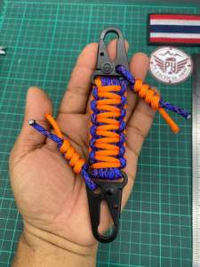 พวงกุญแจตะขอเกี่ยว 2ด้าน วัสดุโลหะผสมเหล็ก ถักเชือก paracord 4มิล ความยาว 17cm.
