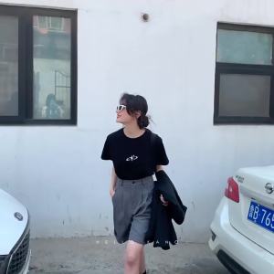 T-Shirt Wanita Ukuran Besar Lengan Pendek Gaya Korea  Motif Bintang Trendi  Katun Combed Adem 2025  Desain Nyaman Oversize Slim Fit Kerah Bulat  Pakaian Uniseks Kasual Kekinian  Wanita Pendek  Kerah bulat Slip - on Tops Manis dan keren Pakaian couple