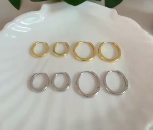 Oval plain hoop earrings  ต่างหูห่วงเงินรูปวงรี s925