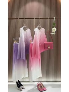 Chất lượng Nova⭐Một người một pleat⭐Hồng xiaoxiang Miyake cuộc sống phù hợp với mùa hè tính khí mới giản dị Net váy màu đỏ hai bộ chi tiết