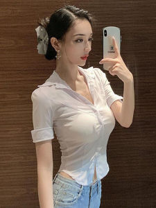 เสื้อเชิ้ตสีขาวเสื้อเซ็กซี่แขนสั้นแบบบางสำหรับฤดูร้อนของผู้หญิงเสื้อคอวีรัดรูปแบบสั้นดูดีมีดีไซน์นิยมในคนกลุ่มหนึ่ง